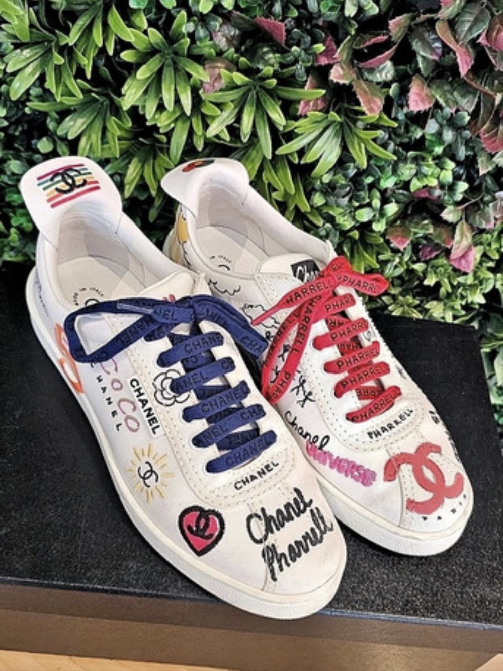 Chanel x Pharrell Graffiti Canvas Low-Top Sneakers EU 39 White & Pink